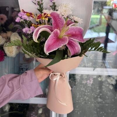 Elegant Lily Bouquet with 1 stalks of Lily