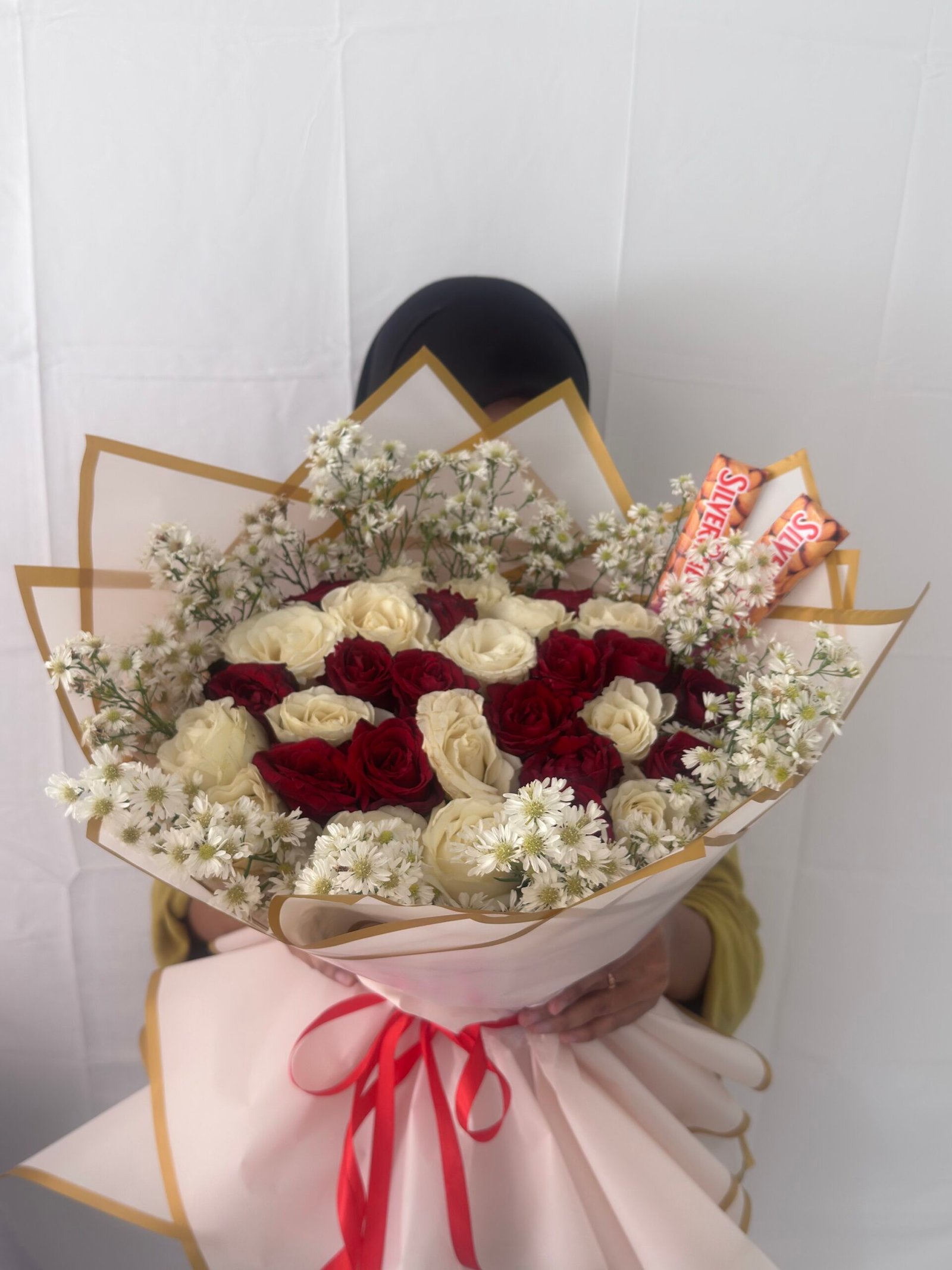 25-30 Stalks of Roses in Round Style