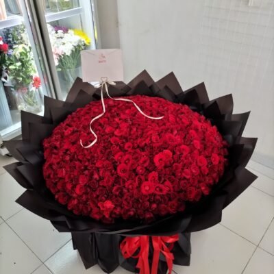 700 Stalks of Avalanche Sexy Red Roses in Round/ Semi Import Rose