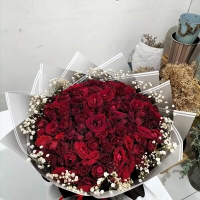 100 Stalks of Roses with Simple Baby Breath